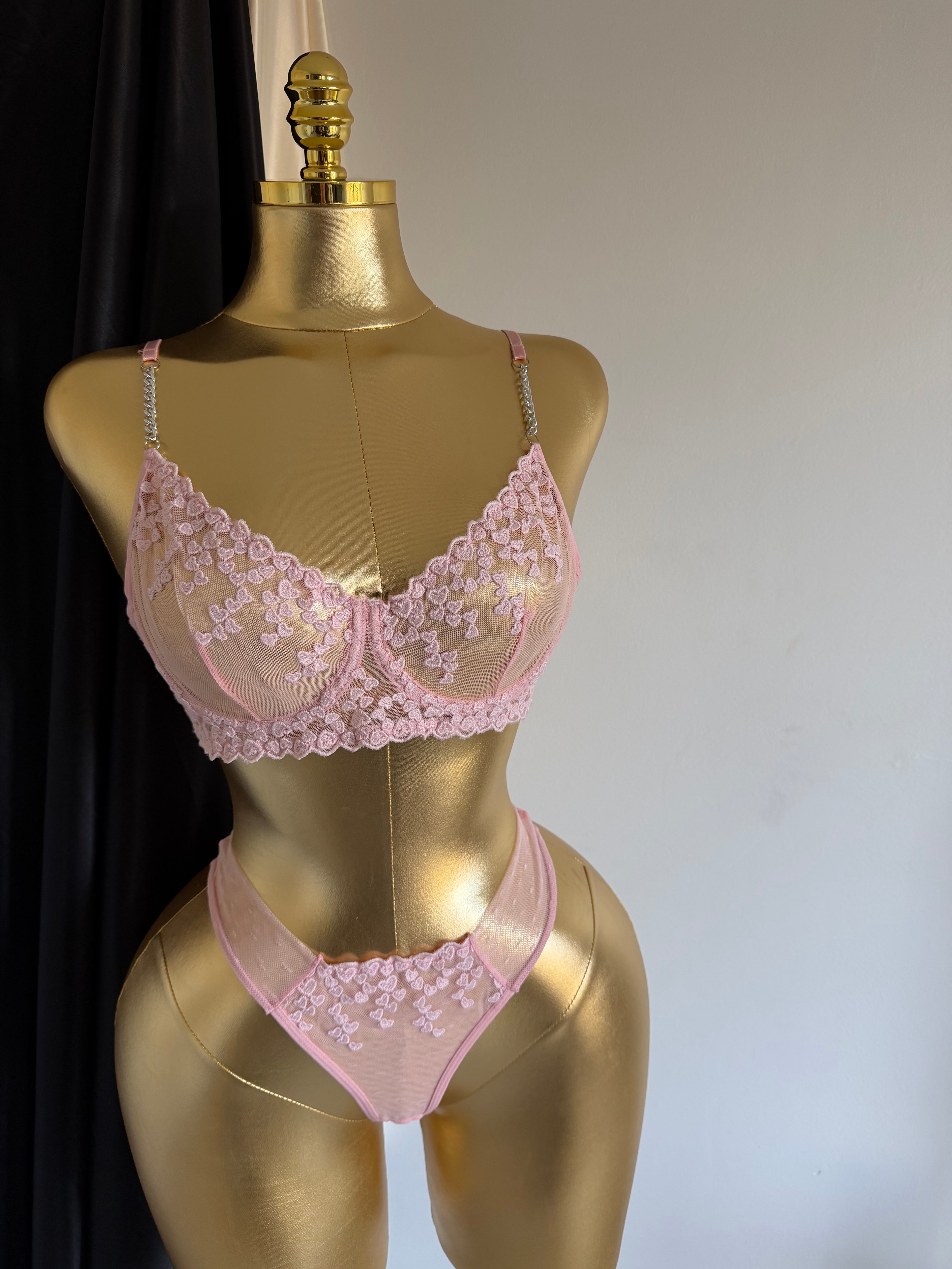 Ensemble Lingerie "Cœur de Rose" – Romantisme & Coquetterie