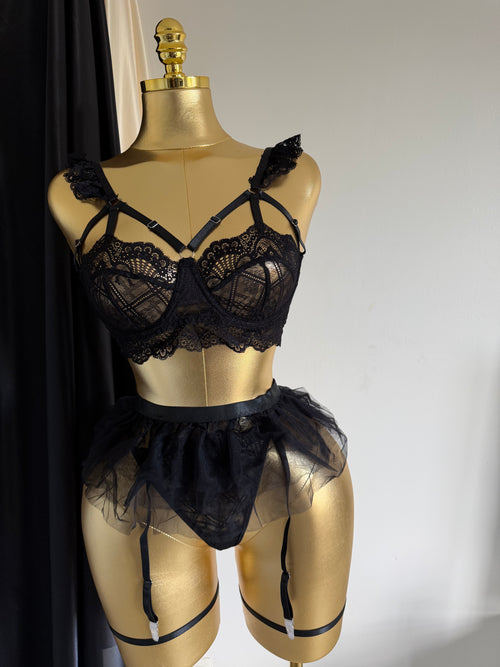 Élégance Nocturne : L’Ensemble Lingerie 3 Pièces en Dentelle Noire