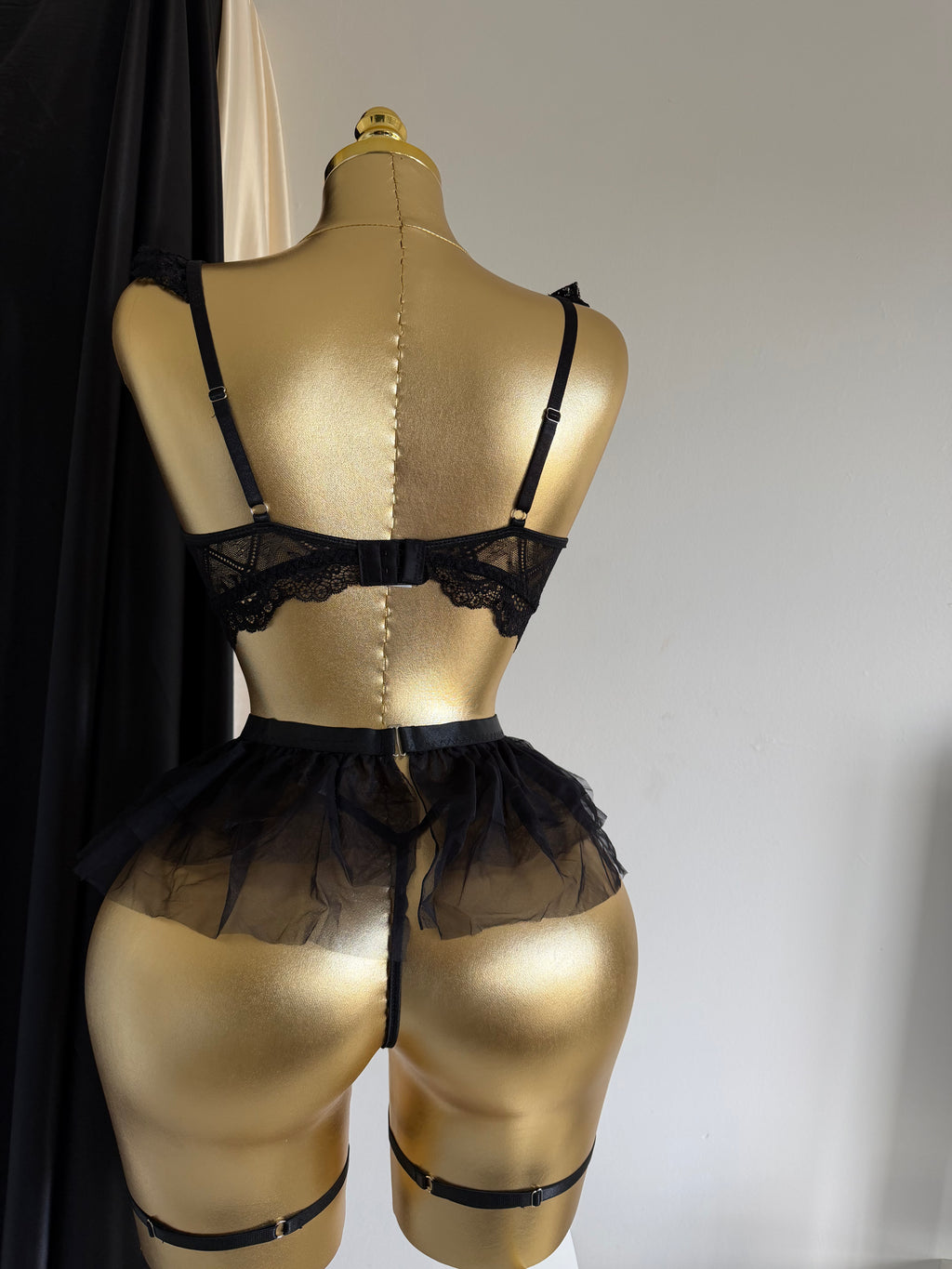 Élégance Nocturne : L’Ensemble Lingerie 3 Pièces en Dentelle Noire
