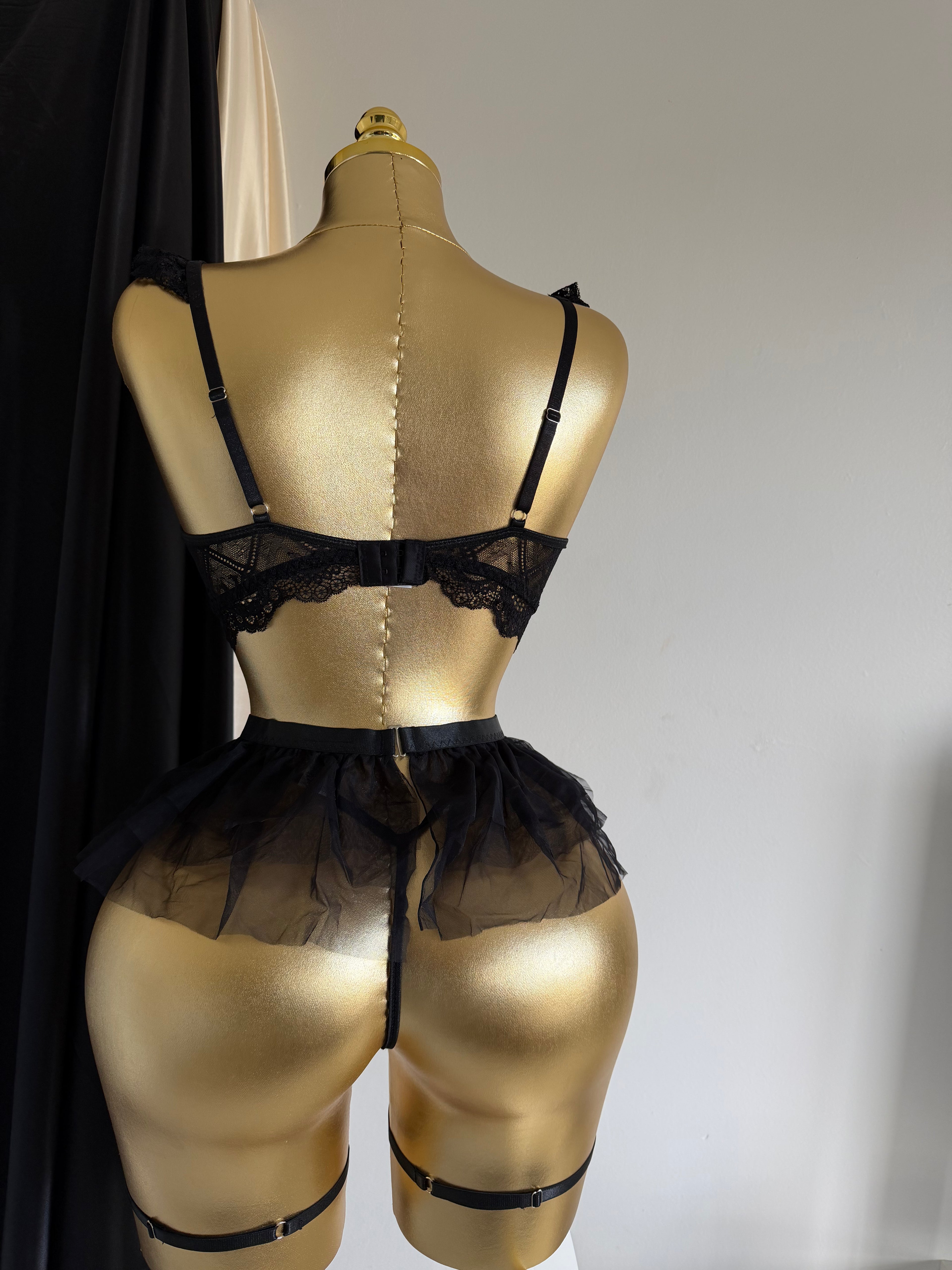 Élégance Nocturne : L’Ensemble Lingerie 3 Pièces en Dentelle Noire