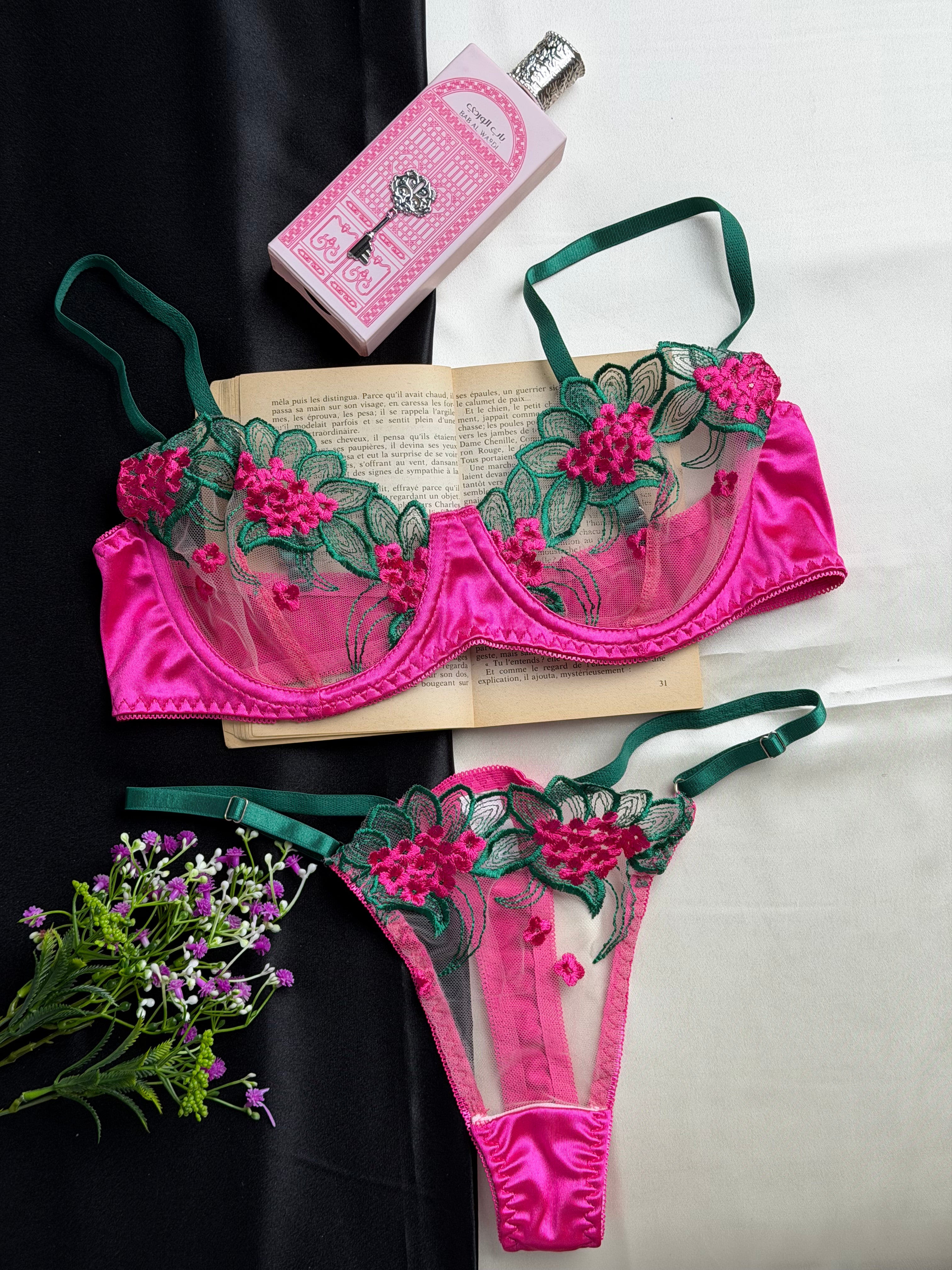 Ensemble de lingerie fine fleuri rose