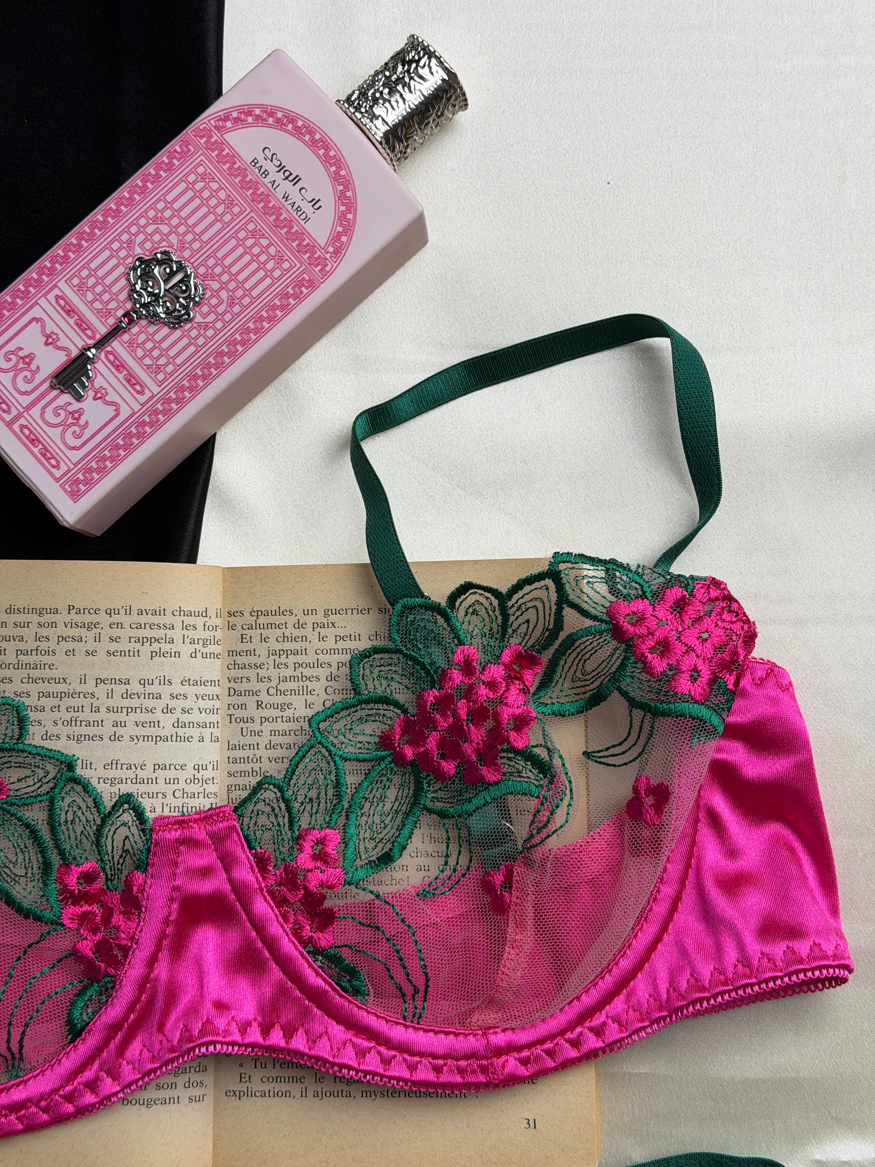 Ensemble de lingerie fine fleuri rose