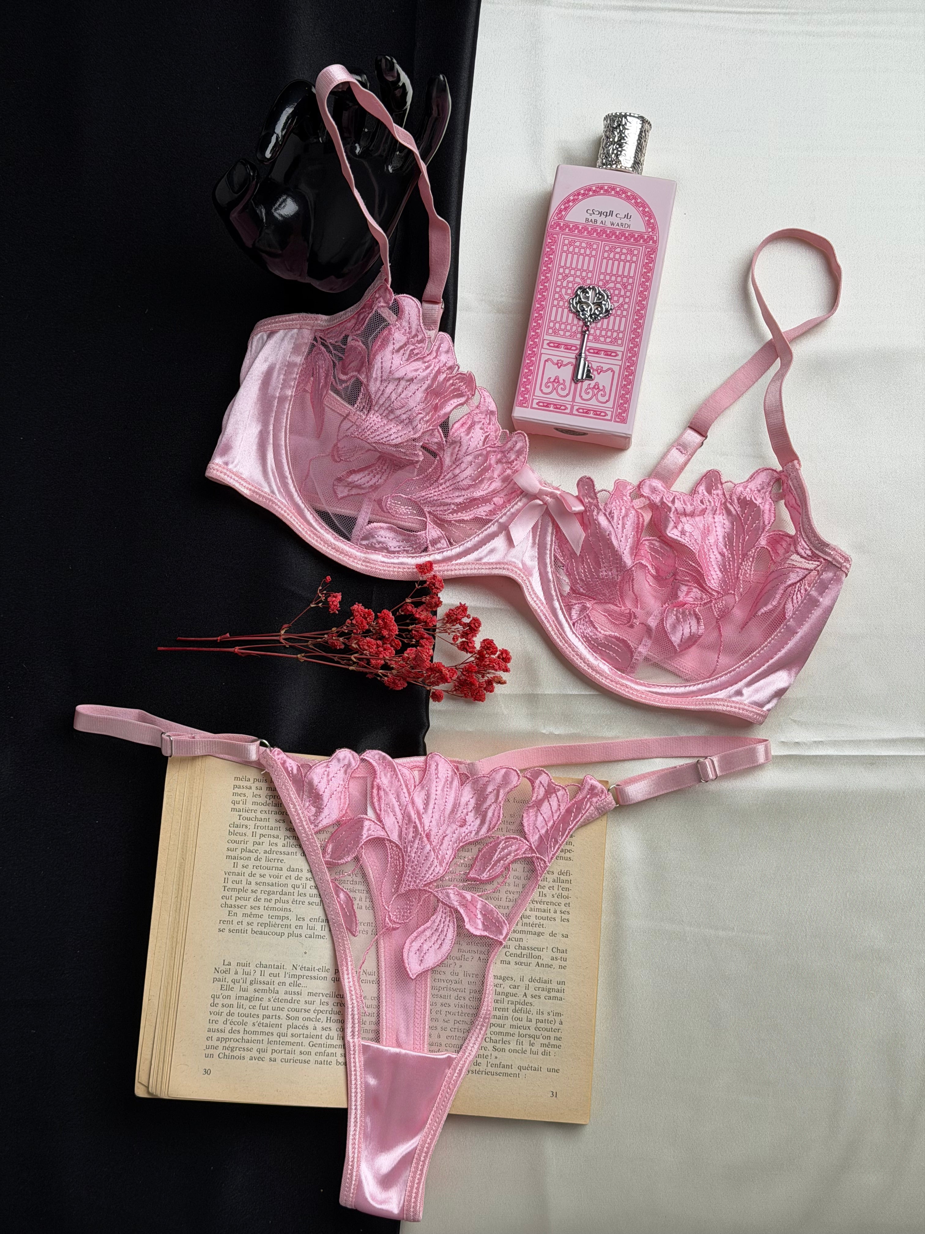 Ensemble de lingerie fine rose poudré
