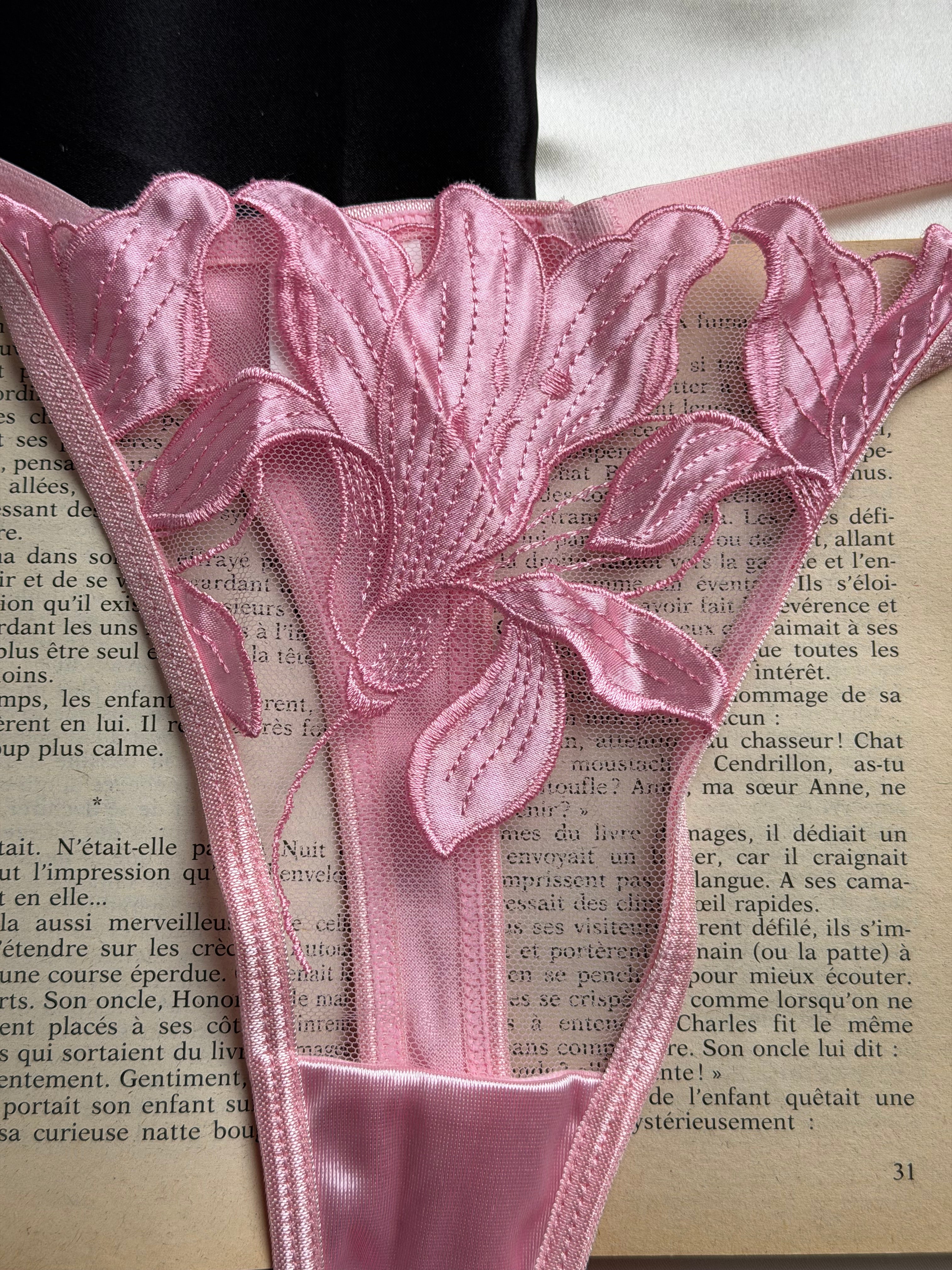 Ensemble de lingerie fine rose poudré