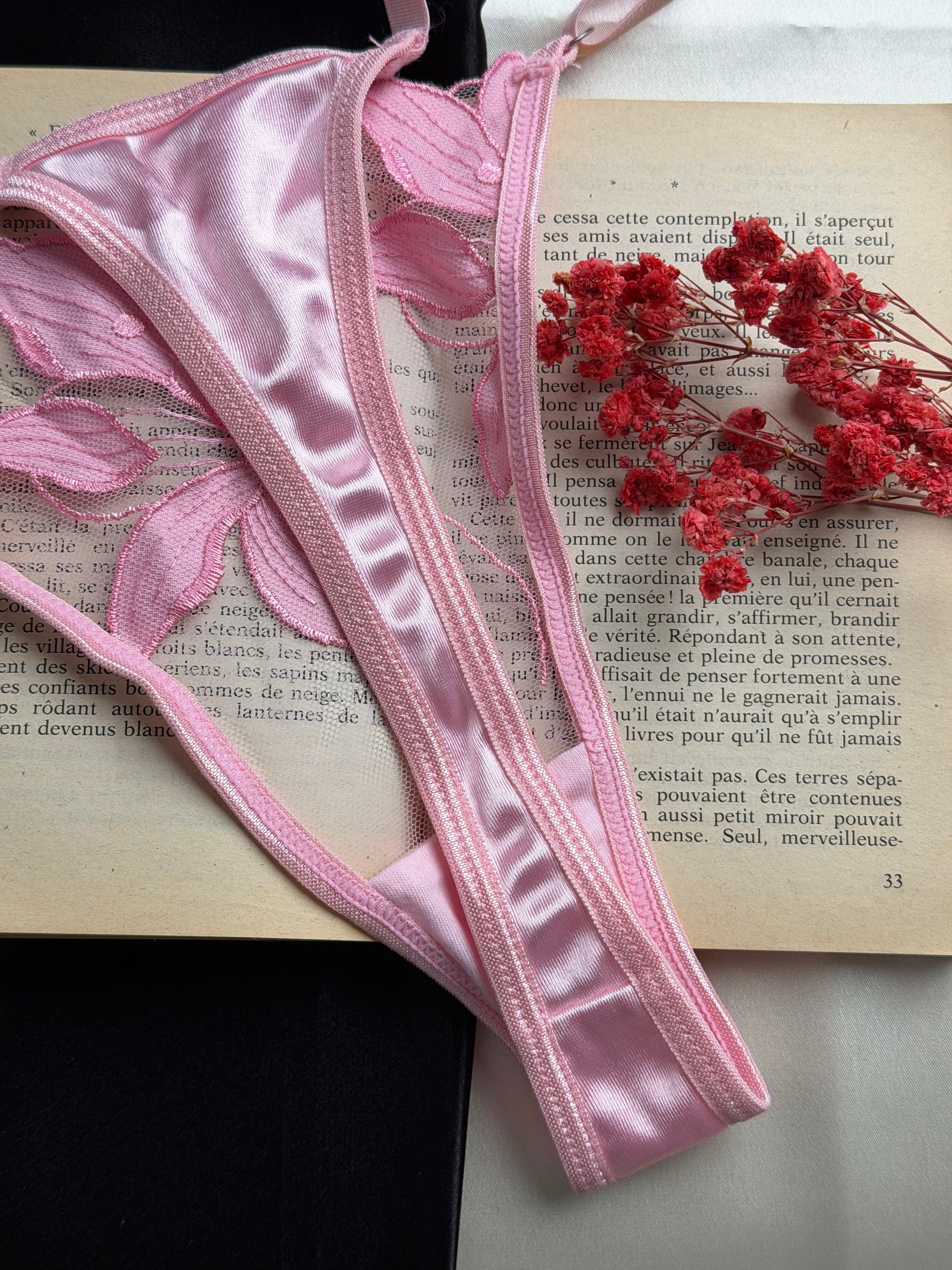 Ensemble de lingerie fine rose poudré