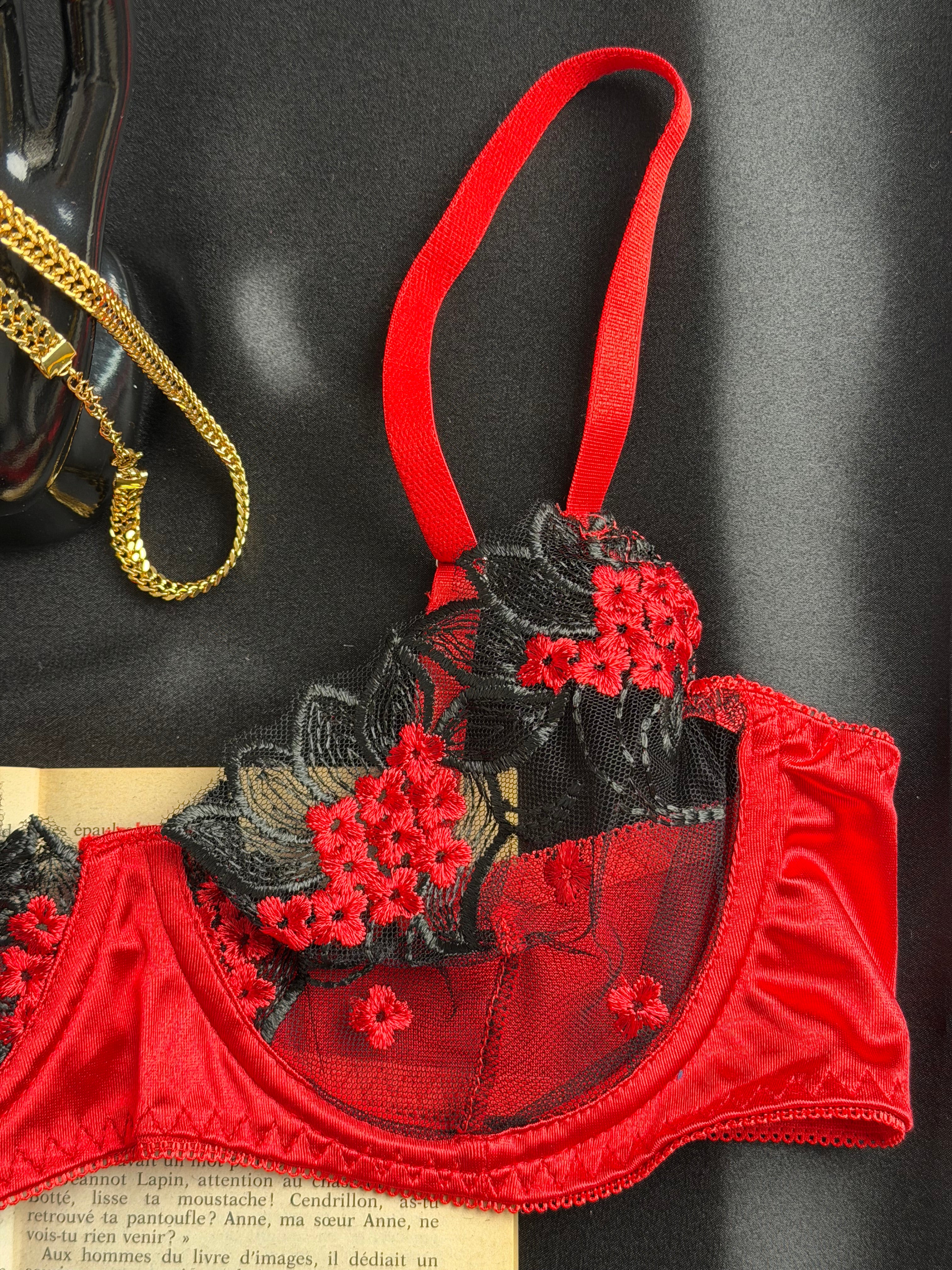 Ensemble de lingerie fine fleuri rouge et noir