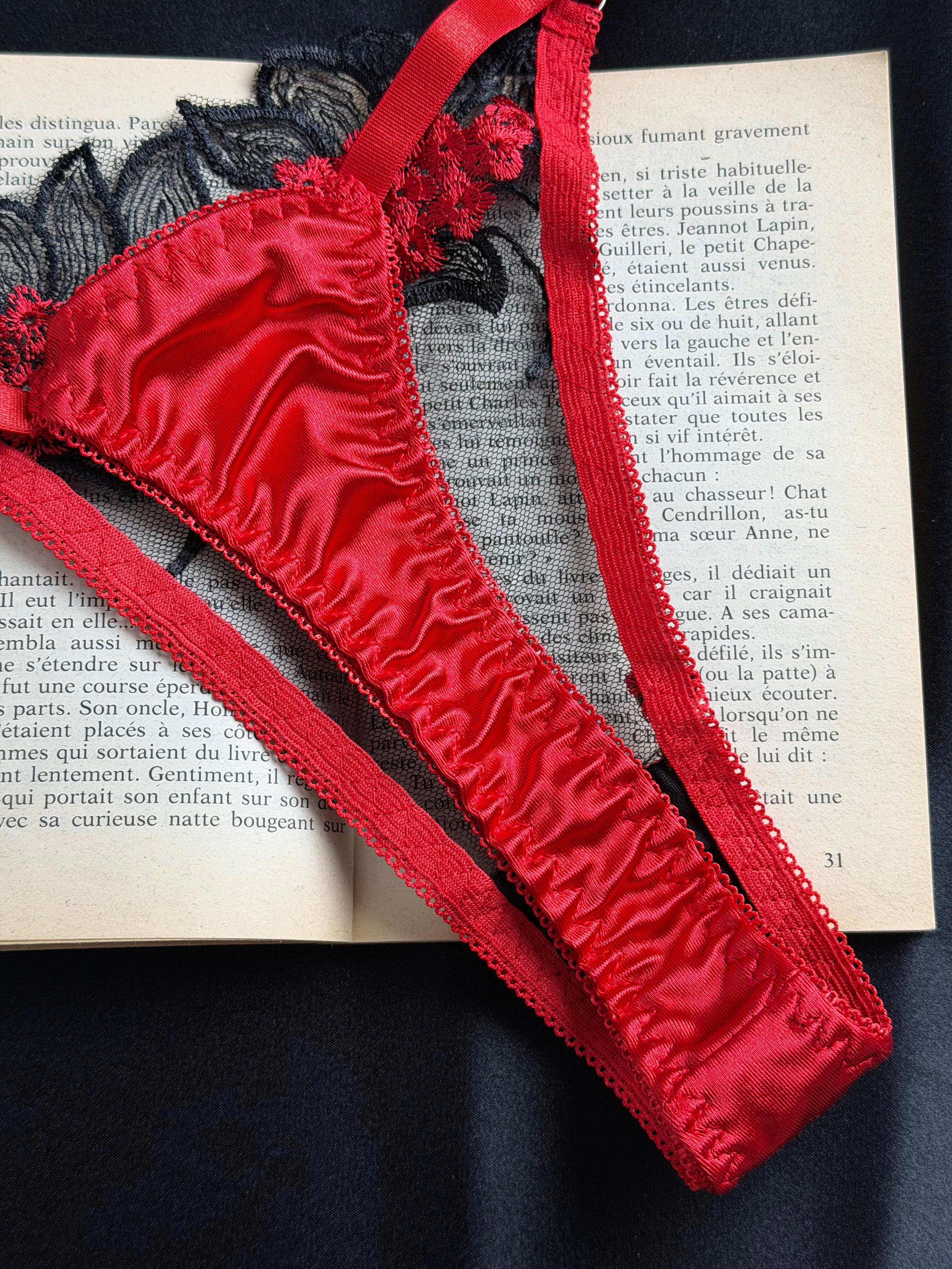Ensemble de lingerie fine fleuri rouge et noir