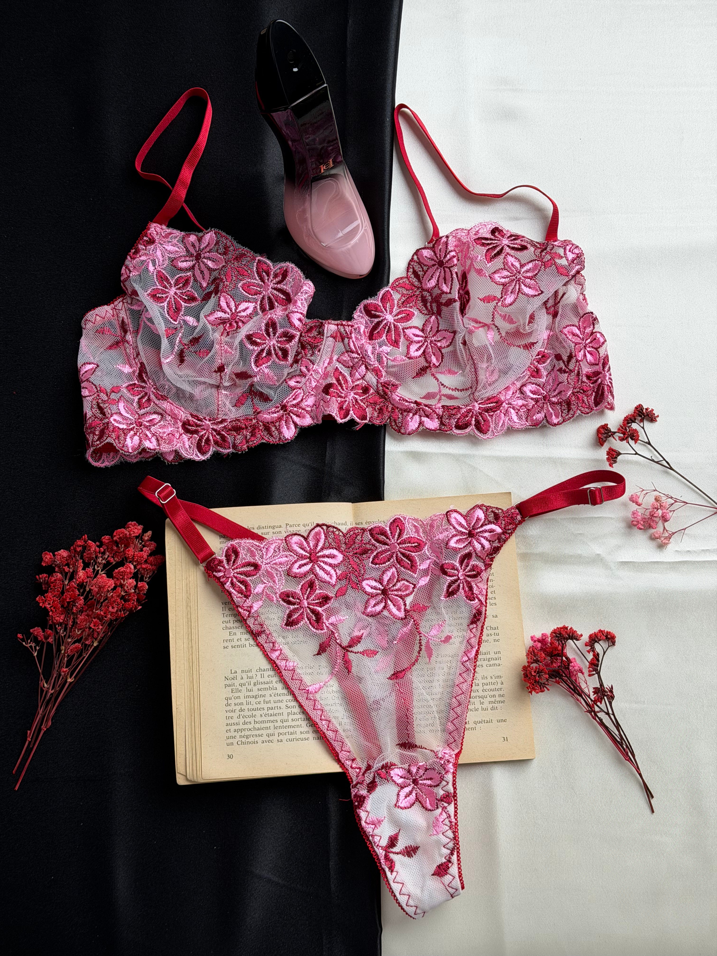 Ensemble de lingerie fine fleuri de nuances roses et rouges