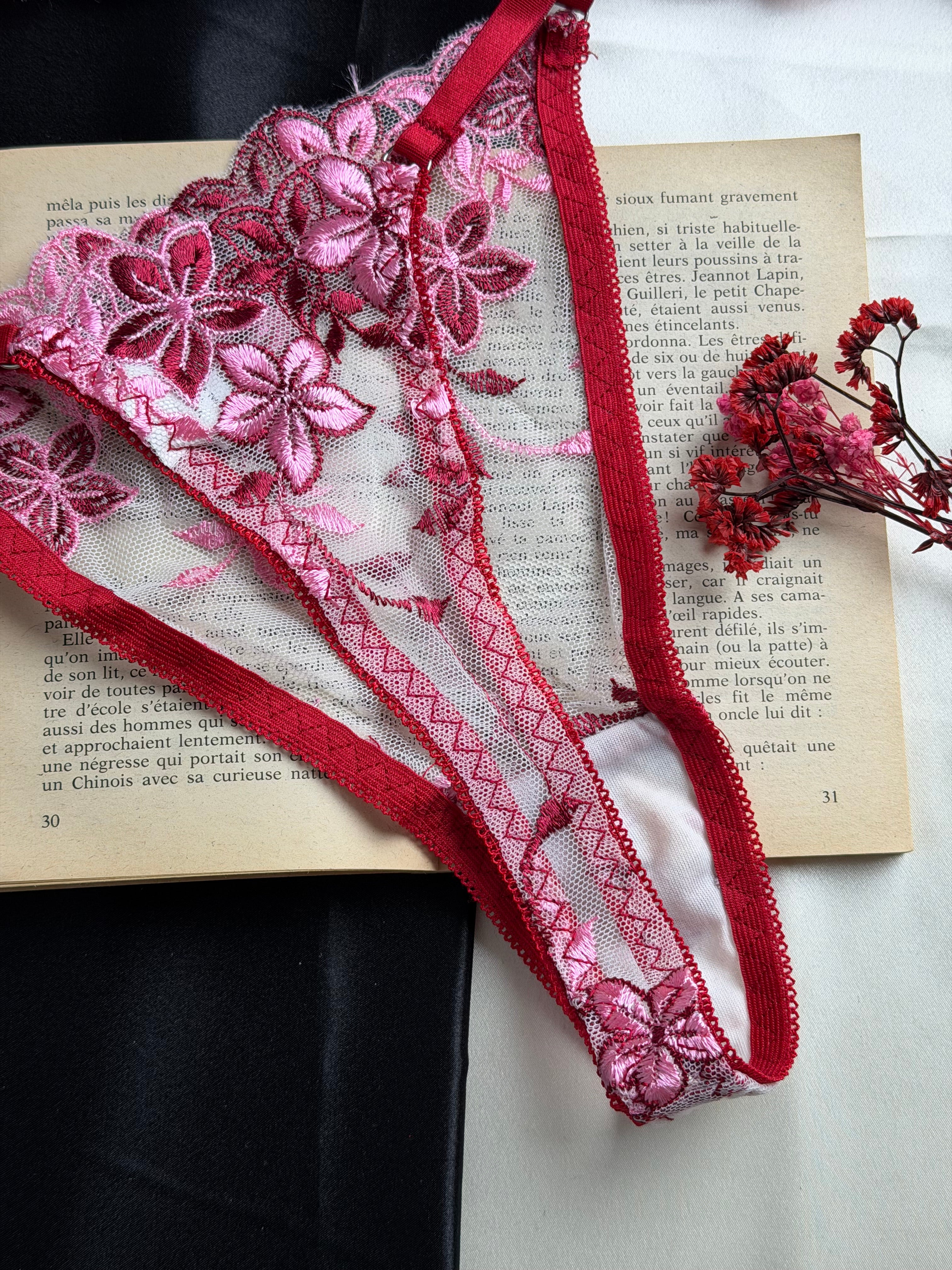Ensemble de lingerie fine fleuri de nuances roses et rouges