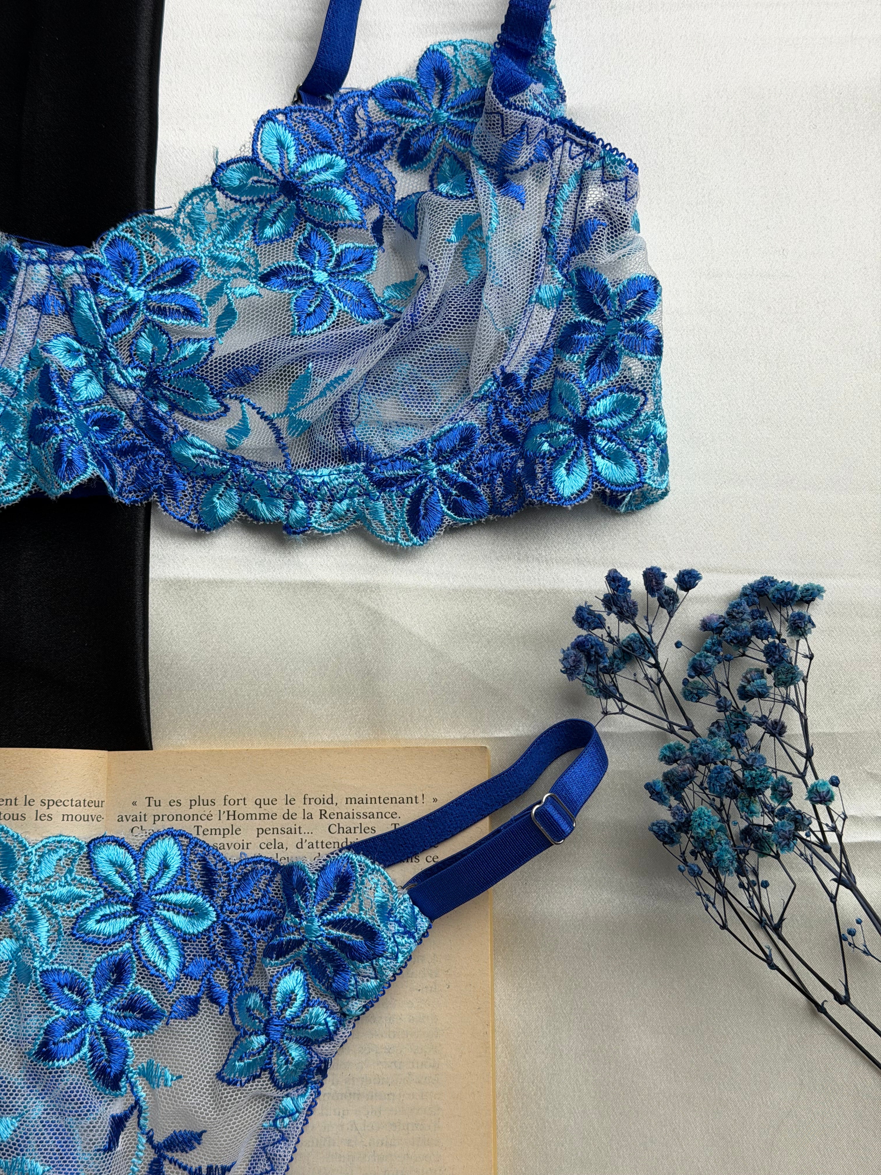 Ensemble de lingerie fine fleuri bleu