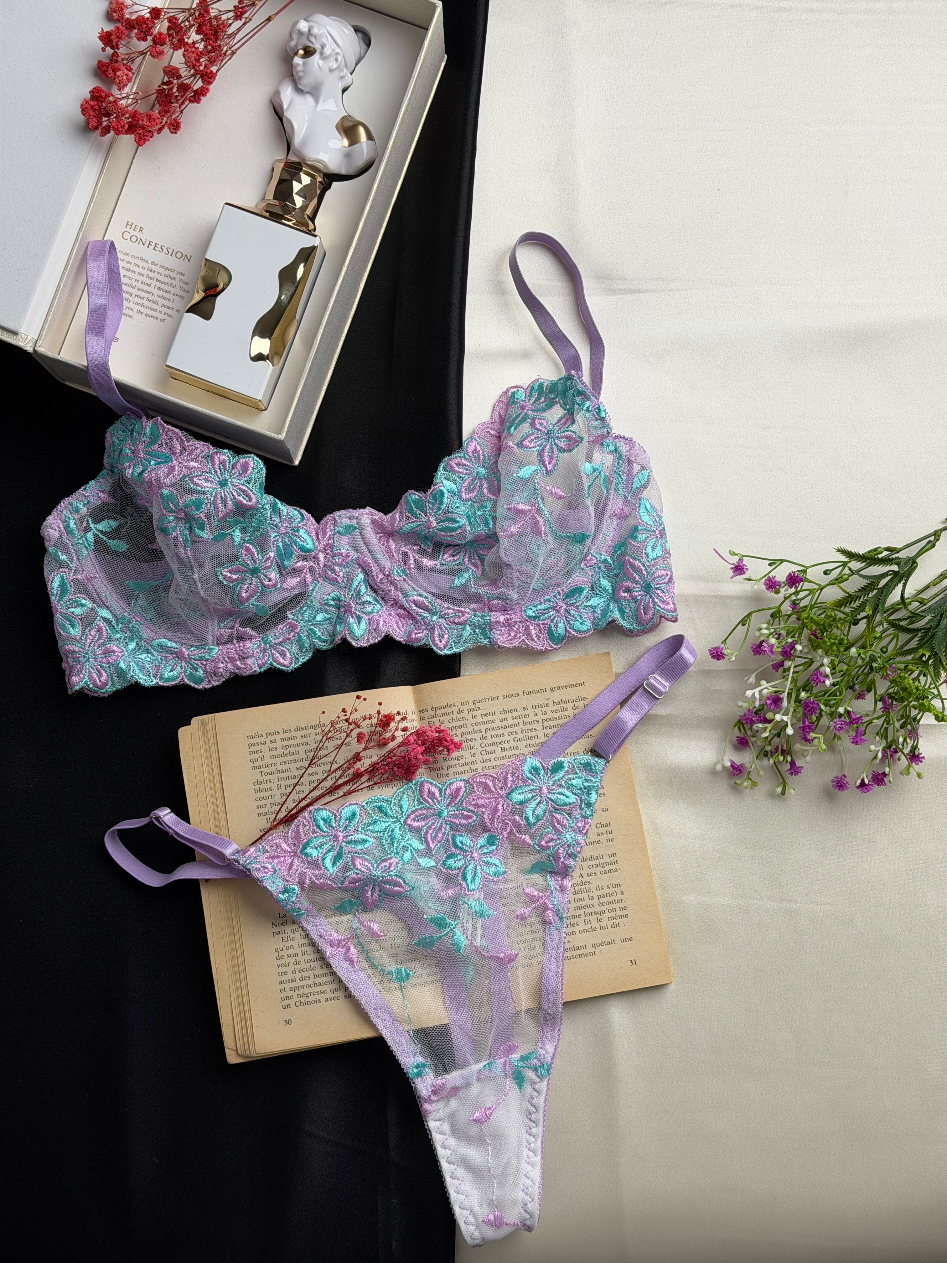 Ensemble de lingerie fine fleuri mauve pastel - turquoise clair