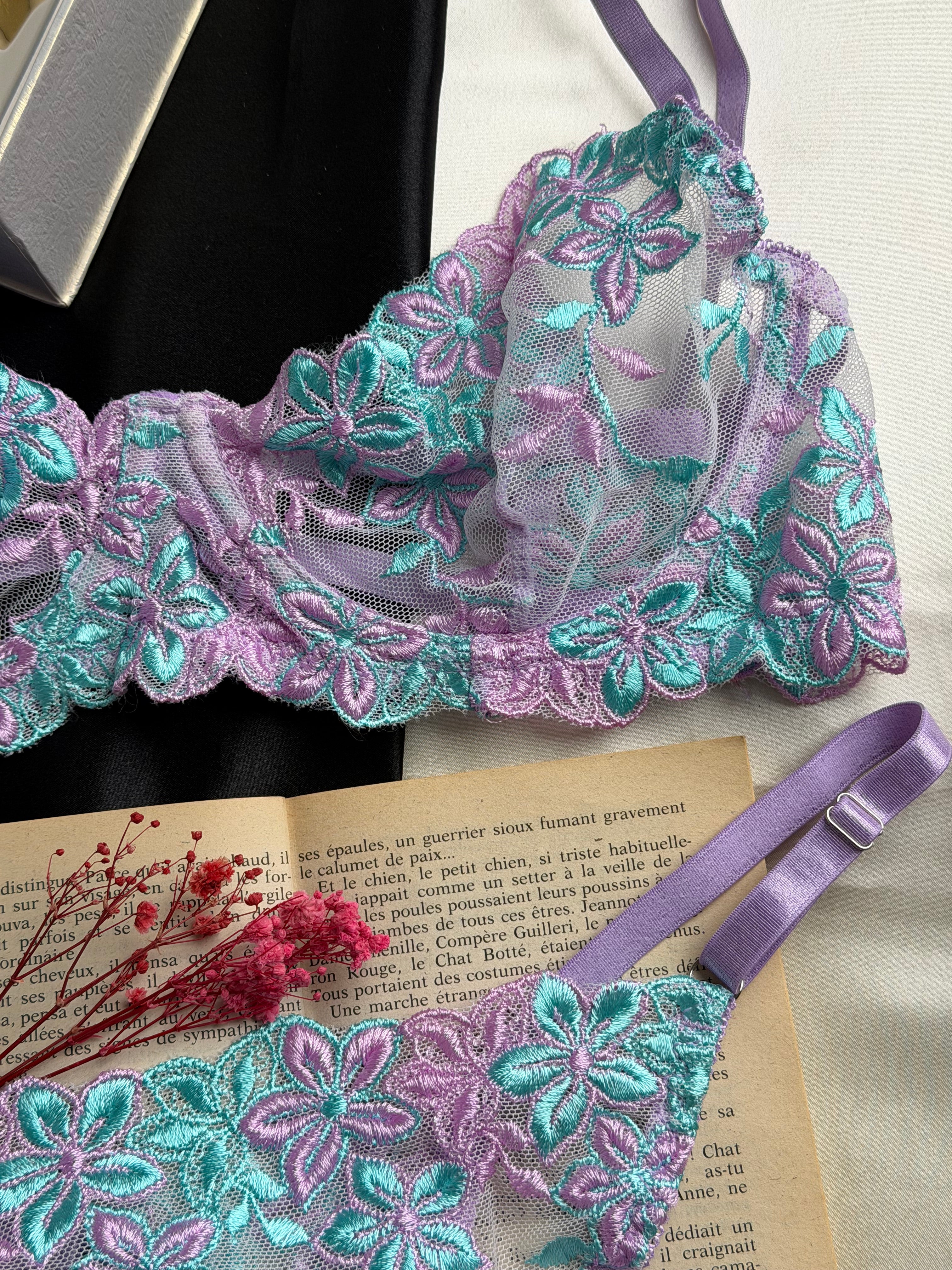 Ensemble de lingerie fine fleuri mauve pastel - turquoise clair