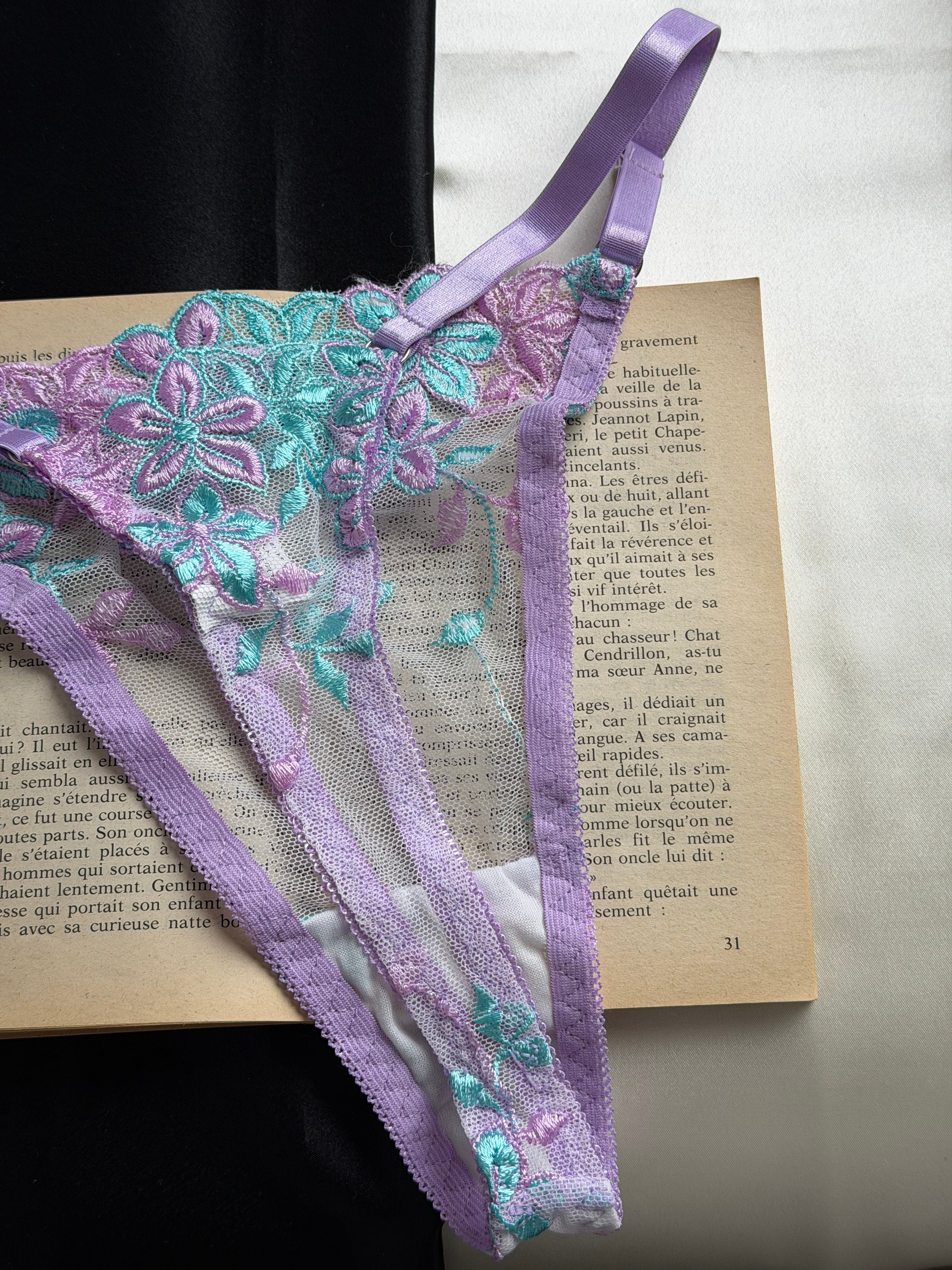 Ensemble de lingerie fine fleuri mauve pastel - turquoise clair