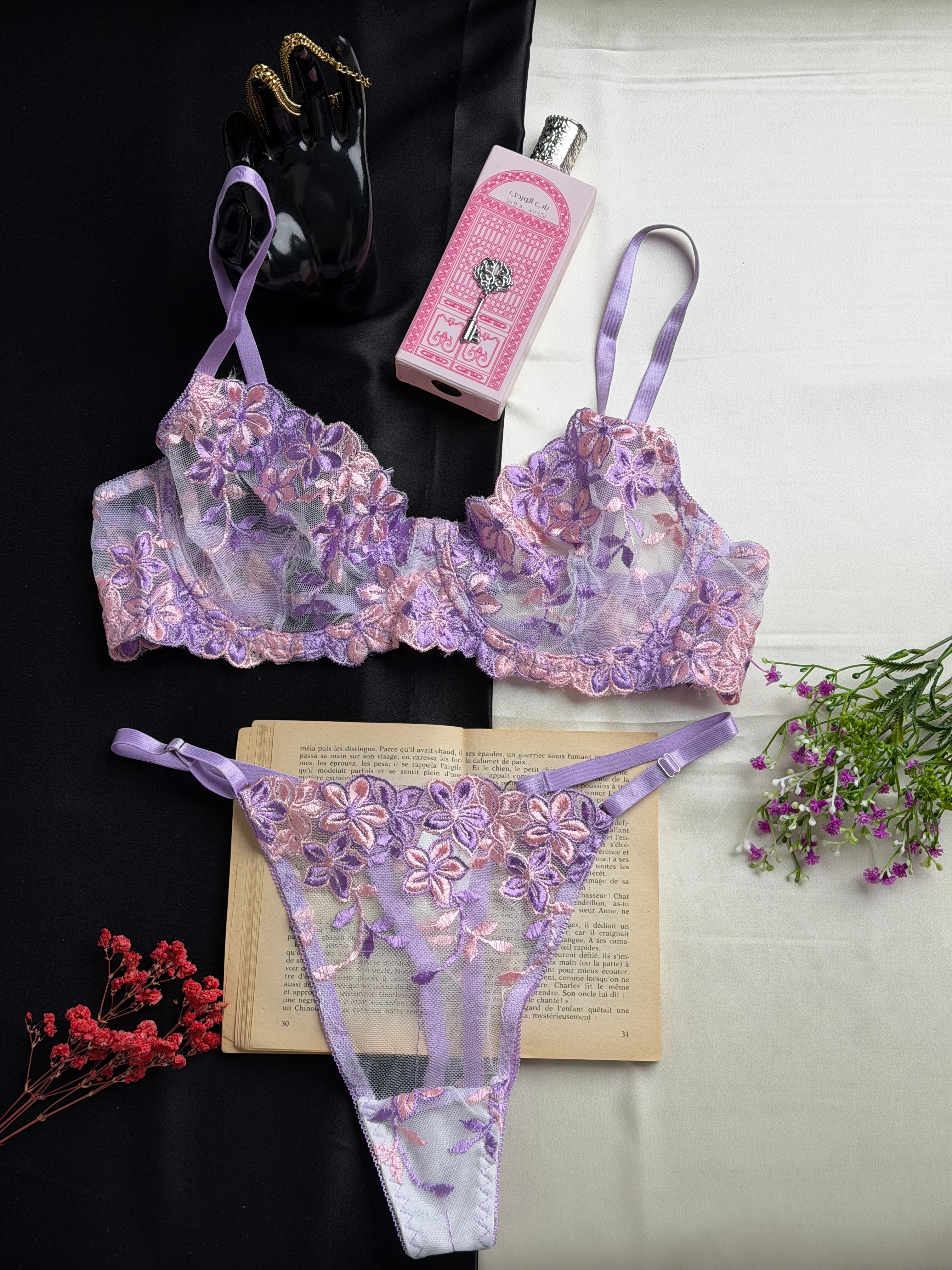 Ensemble de lingerie fine fleuri en mauve lilas et de rose poudré