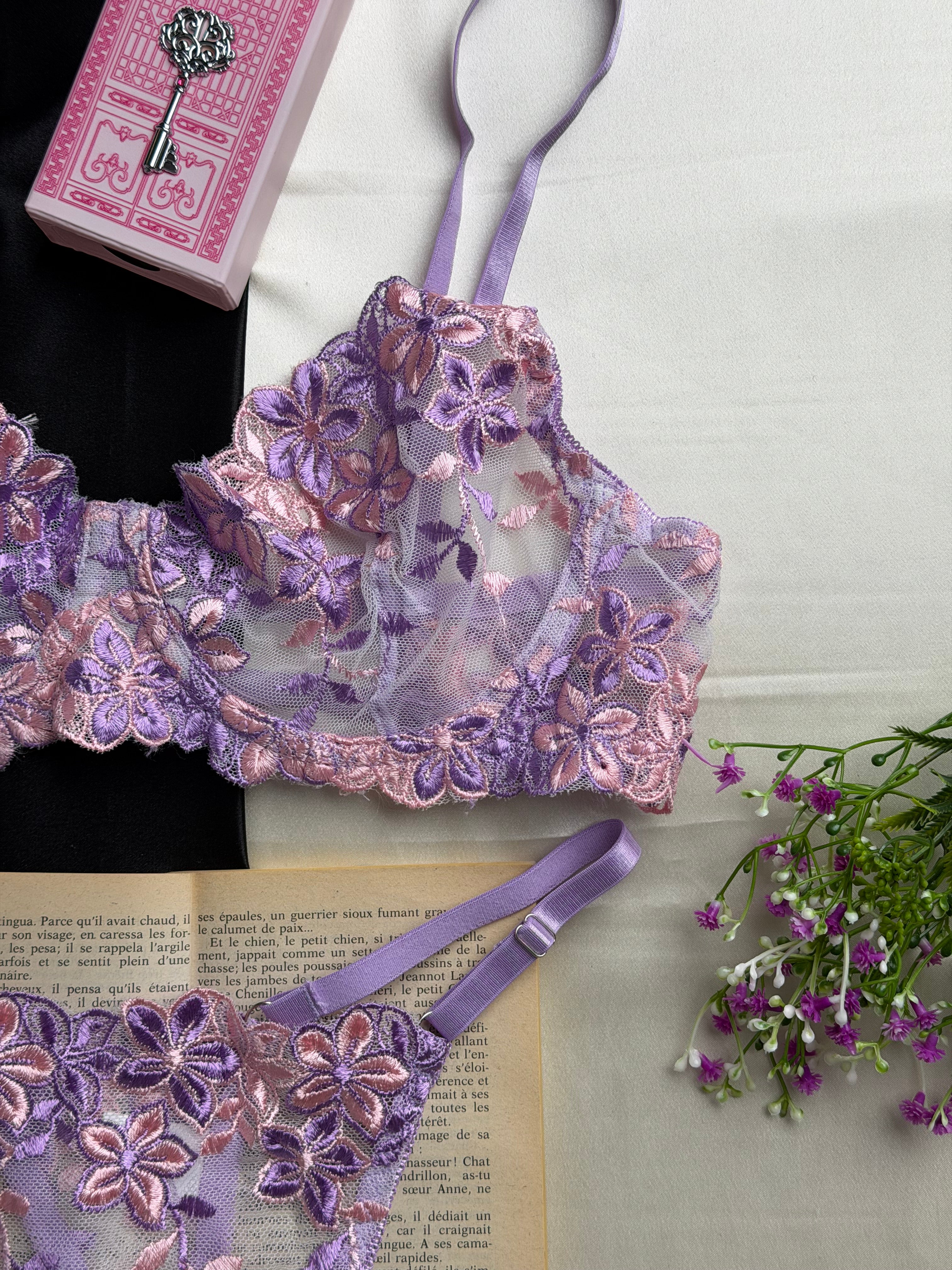 Ensemble de lingerie fine fleuri en mauve lilas et de rose poudré