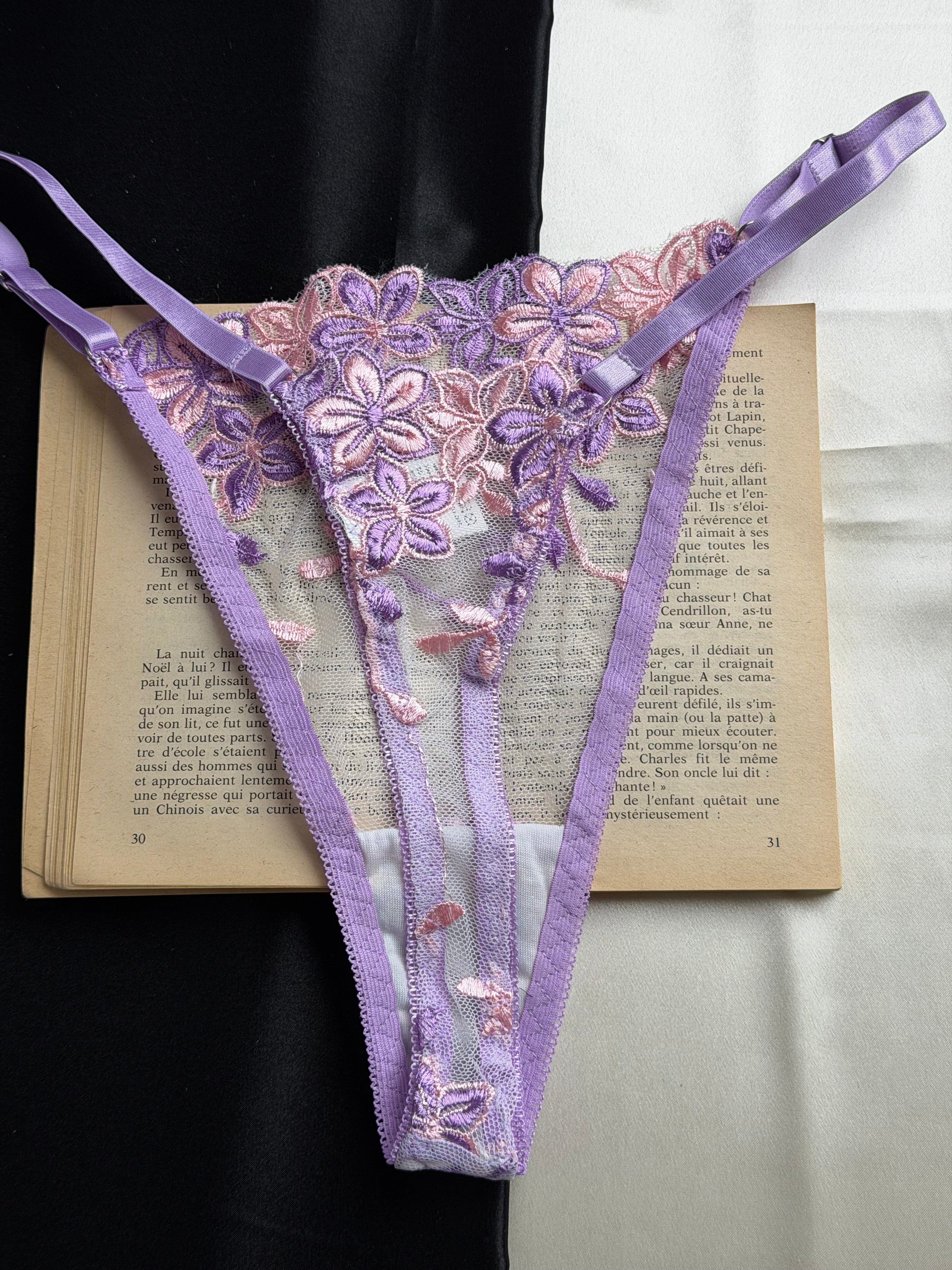 Ensemble de lingerie fine fleuri en mauve lilas et de rose poudré